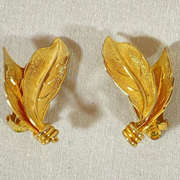 Marvela Earrings Gold Tone Leaf Design Clip Ons - Picture 4 of 6